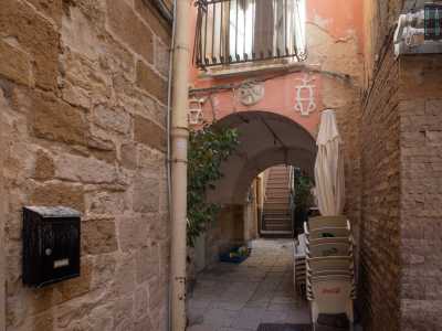 Imbocchiamo ora strada Tancredi che ci porta verso la Cattedrale, incrociando per� prima Corte Trecantaie introdotta da un arco di colore rosa. Il toponimo deriva dalla famiglia Romanelli che vi viveva. I suoi membri erano fisicamente molto corpulenti e di conseguenza furono soprannominati �cantari�, come i grossi contenitori per il vino e l�olio